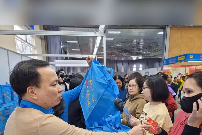 Bản tin thời sự sáng 11/2/2026: Khoảng 12 triệu lượt người lao động được Công đoàn chăm lo Tết