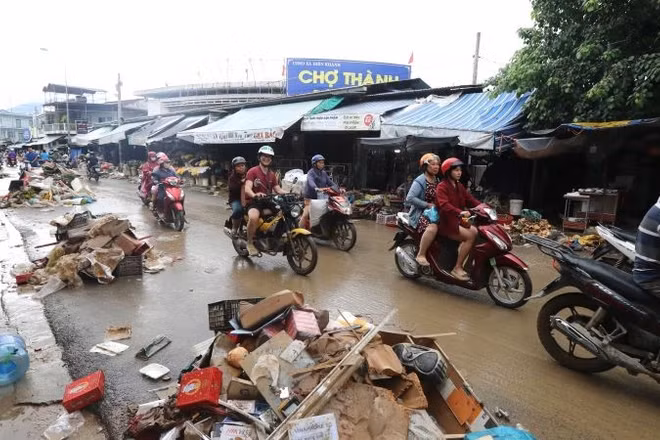 Tại trung tâm xã Diên Khánh, cuộc sống của người dân đang dần trở lại bình thường.