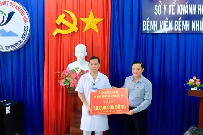 Đồng chí Nguyễn Khắc Định trao 50 triệu đồng cho bệnh nhân và Bệnh viện Bệnh nhiệt đới Khánh Hòa.