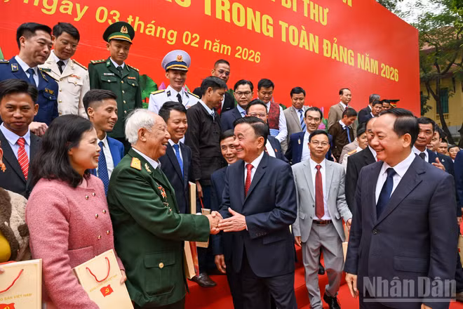 Đồng chí Trần Cẩm Tú, Ủy viên Bộ Chính trị, Thường trực Ban Bí thư và các đại biểu với các Bí thư Chi bộ xuất sắc toàn quốc. (Ảnh: DUY LINH)