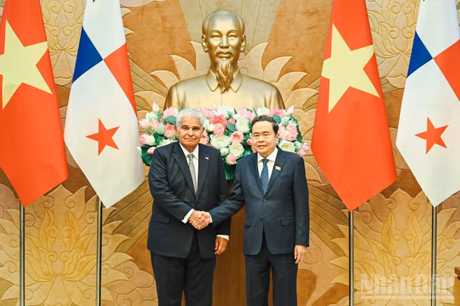 Chủ tịch Quốc hội Trần Thanh Mẫn và Tổng thống Panama Jose Raul Mulino. (Ảnh: DUY LINH)