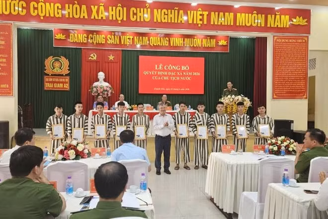 Đồng chí Cấn Đình Tài trao Quyết định đặc xá của Chủ tịch nước tại Trại giam A2 (Khánh Hòa).