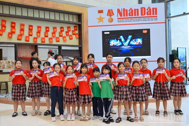 Khán giả nhí hào hứng check-in chương trình nghệ thuật "Chắp cánh tuổi thơ". (Ảnh: DUY LINH-THẾ ĐẠI)