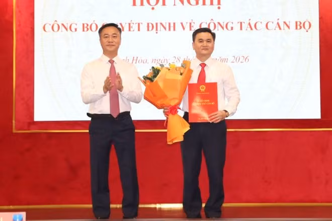 Đồng chí Nguyễn Việt Hùng, Chủ tịch Ủy ban nhân dân tỉnh trao quyết định công tác cán bộ.