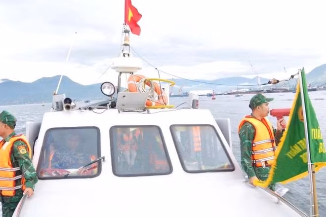Bộ đội Biên phòng tỉnh Khánh Hòa hướng dẫn tàu thuyền di chuyển vào nơi tránh trú an toàn.