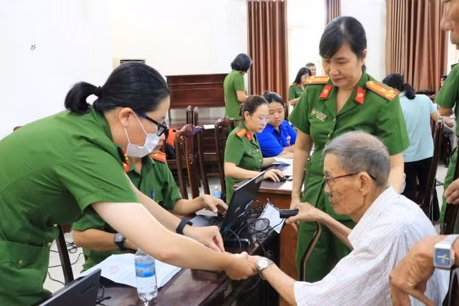 Công an tỉnh Khánh Hòa triển khai cao điểm thu nhận mẫu sinh phẩm ADN cho thân nhân liệt sĩ chưa xác định được thông tin trên địa bàn tỉnh. 