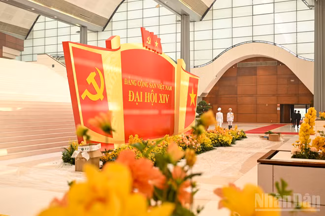 Tại Trung tâm Hội nghị quốc gia - nơi dự kiến diễn ra Đại hội XIV của Đảng từ ngày 19 đến 25/1, công tác trang trí, khánh tiết đã dần hoàn tất. (Ảnh: DUY LINH) 