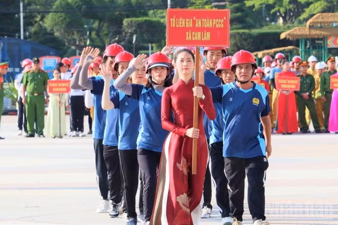 Các đội tuyển tham dự hội thi "Tổ liên gia an toàn phòng cháy, chữa cháy” năm 2026. (Ảnh: VŨ TÂN)