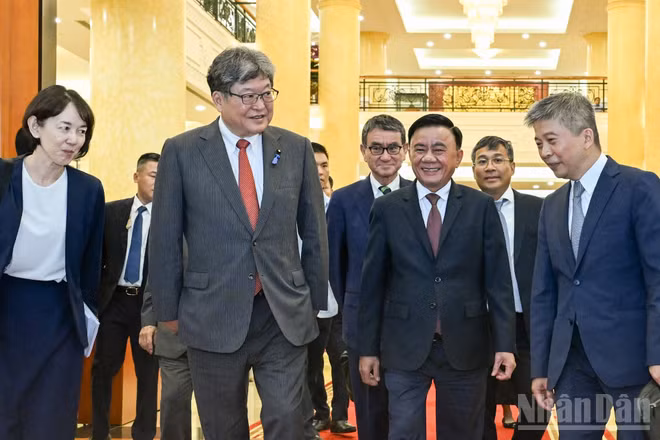 Thường trực Ban Bí thư Trần Cẩm Tú trao đổi với Quyền Tổng Thư ký Đảng Dân chủ Tự do Nhật Bản (LDP) Hagiuda Koichi. (Ảnh: DUY LINH)