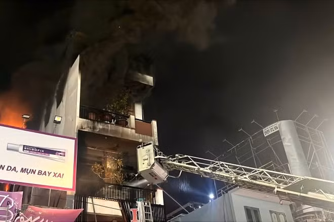 Căn nhà số 153 đường Thái Nguyên, 4 tầng cháy đen, khói bốc nghi ngút.