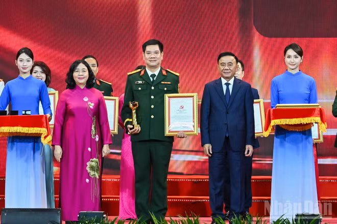 Thường trực Ban Bí thư Trần Cẩm Tú và Chủ tịch Ủy ban Trung ương Mặt trận Tổ quốc Việt Nam Bùi Thị Minh Hoài trao giải A cho các tác giả, nhóm tác giả. (Ảnh: DUY LINH) 