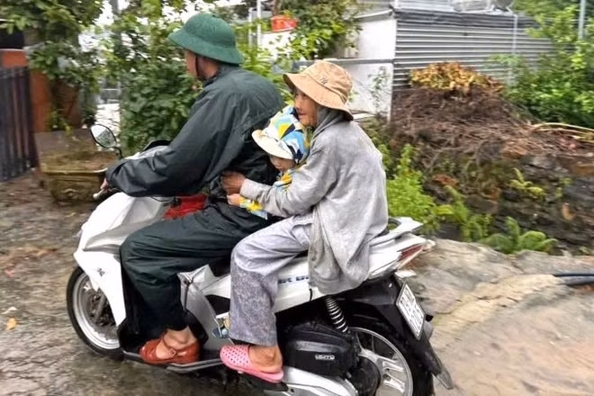 Chiến sĩ Đồn Biên phòng cửa khẩu cảng Nha Trang cơ động đưa người dân đến nơi an toàn. (Ảnh: Văn Tân).