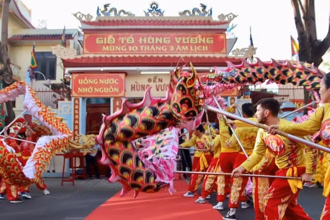 Múa Lân, Sư , Rồng tại buổi Lễ dâng hương tưởng niệm các Vua Hùng.