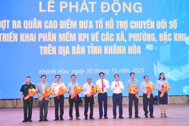 Lãnh đạo tỉnh tặng hoa các thành viên trong Tổ hỗ trợ chuyển đổi số và triển khai phần mềm KPI tại các xã, phường, đặc khu trên địa bàn tỉnh Khánh Hòa.