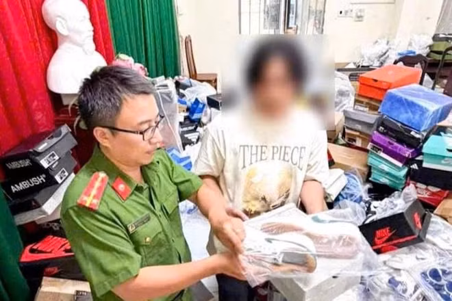 Lực lượng Công an kiểm tra các sản phẩm giày, dép giả mạo nhãn hiệu nổi tiếng.