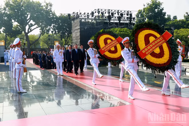 Đoàn lãnh đạo Đảng, Nhà nước đặt vòng hoa tại Đài tưởng niệm các Anh hùng liệt sĩ trên đường Bắc Sơn (Ba Đình, Hà Nội). (Ảnh: DUY LINH)
