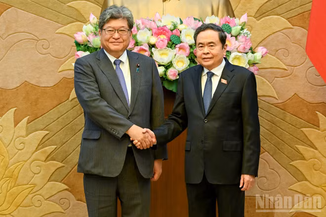Chủ tịch Quốc hội Trần Thanh Mẫn và Quyền Tổng Thư ký Đảng Dân chủ Tự do Nhật Bản Hagiuda Koichi. (Ảnh: DUY LINH)