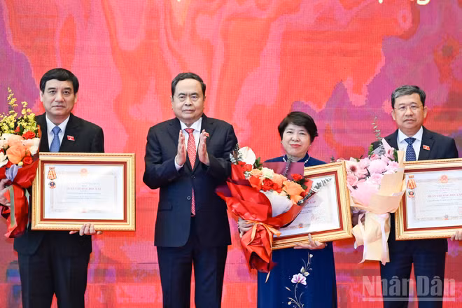 Chủ tịch Quốc hội Trần Thanh Mẫn trao Huân chương Độc lập hạng Ba của Chủ tịch nước tặng Ủy ban Văn hóa, Giáo dục của Quốc hội (giai đoạn 1964-2024); Ủy ban Đối ngoại của Quốc hội (giai đoạn 1974-2024); Ủy ban Xã hội của Quốc hội (giai đoạn 1964-2024). (Ảnh: DUY LINH)