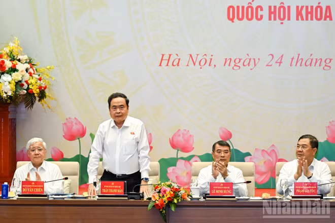 Bí thư Đảng ủy Quốc hội, Chủ tịch Quốc hội Trần Thanh Mẫn và Bí thư Đảng ủy Chính phủ, Thủ tướng Chính phủ Lê Minh Hưng chủ trì hội nghị. (Ảnh: DUY LINH)