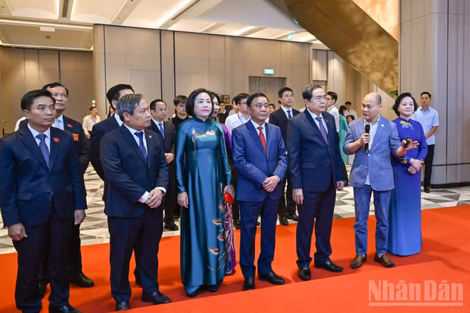 Chủ tịch Quốc hội Trần Thanh Mẫn, Thường trực Ban Bí thư Trần Cẩm Tú cùng các đại biểu tham quan Triển lãm "Hội đồng Nhân dân: Dấu ấn đổi mới - kiến tạo phát triển". (Ảnh: DUY LINH)