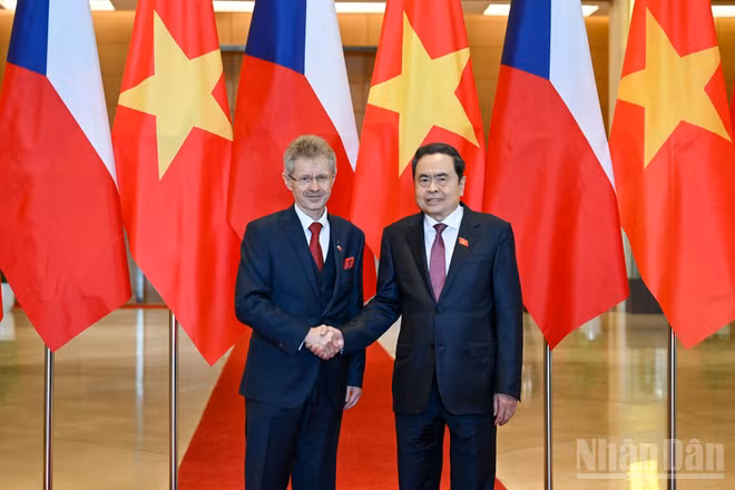 Chủ tịch Quốc hội Trần Thanh Mẫn và Chủ tịch Thượng viện Quốc hội Cộng hòa Séc Milos Vystrcil tại lễ đón. (Ảnh DUY LINH)