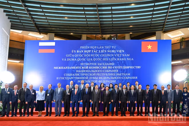 Chủ tịch Quốc hội Trần Thanh Mẫn và Chủ tịch Duma Quốc gia Quốc hội Liên bang Nga Vyacheslav Volodin cùng đại biểu hai nước tại phiên họp.