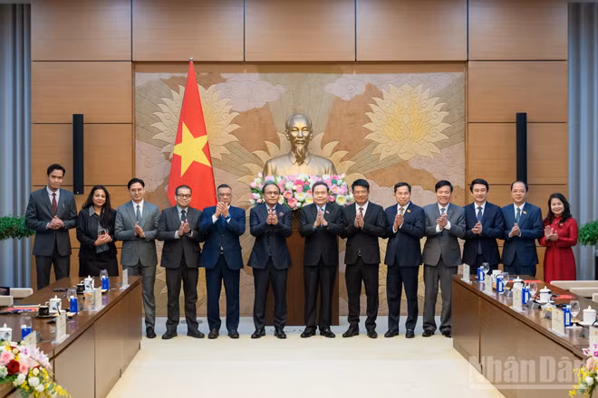 Chủ tịch Quốc hội Trần Thanh Mẫn với các đại biểu.