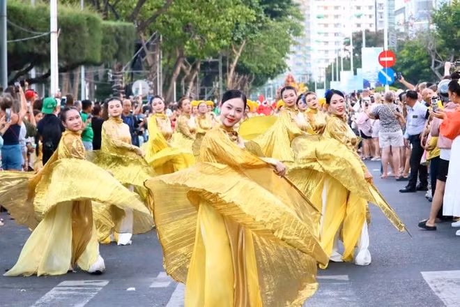 Rực rỡ sắc màu Carnival trên phố biển Nha Trang.