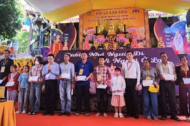 Tặng quà cho thân nhân có nạn nhân tử vong do tai nạn giao thông tại Khánh Hòa.
