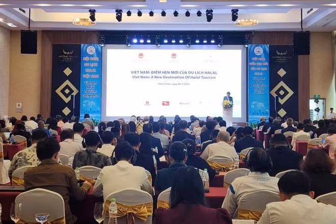 Toàn cảnh hội nghị du lịch Halal Việt Nam 2026 với chủ đề "Việt Nam-Điểm hẹn mới của du lịch Halal" tại Khánh Hòa.