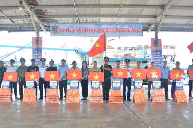 Ban Tổ chức trao quà tặng ngư dân tại cảng cá Mỹ Tân.