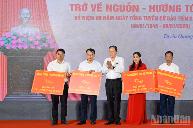 Chủ tịch Quốc hội Trần Thanh Mẫn trao 15 bộ máy tính cho 3 trường Tiểu học trên địa bàn xã Tân Trào và 1 máy xét nghiệm huyết học cho Phòng khám đa khoa khu vực Tân Trào.