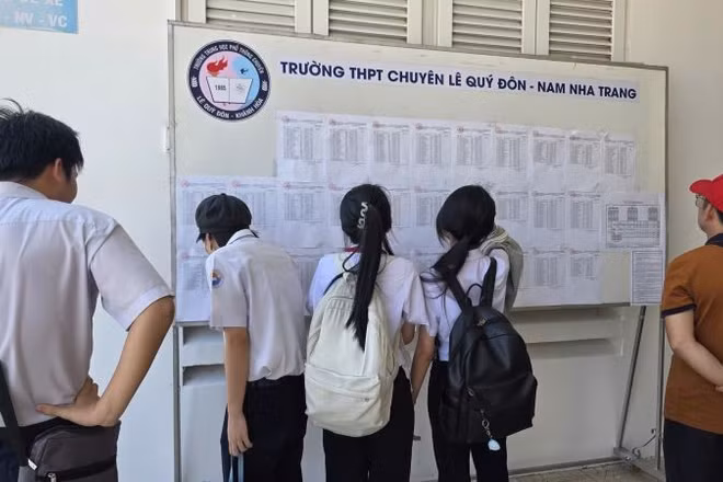 Các thí sinh tìm số báo danh của mình tại điểm thi Trường Trung học phổ thông chuyên Lê Quý Đôn (phường Nam Nha Trang, Khánh Hòa).