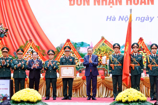 Tổng Bí thư, Chủ tịch nước Tô Lâm trao Huân chương Hồ Chí Minh tặng Hội Cựu chiến binh Việt Nam. (Ảnh: DUY LINH) 