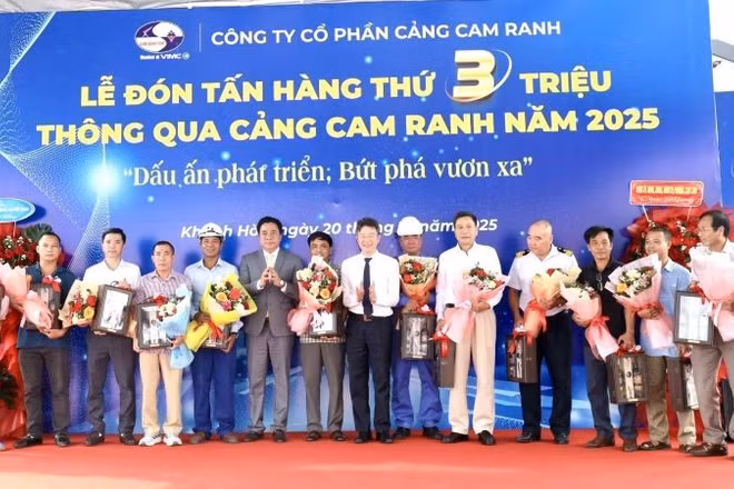 Chủ tịch Ủy ban nhân dân tỉnh Khánh Hòa Nguyễn Khắc Toàn tặng hoa chúc mừng cán bộ, nhân viên Công ty Cổ phần Cảng Cam Ranh. 