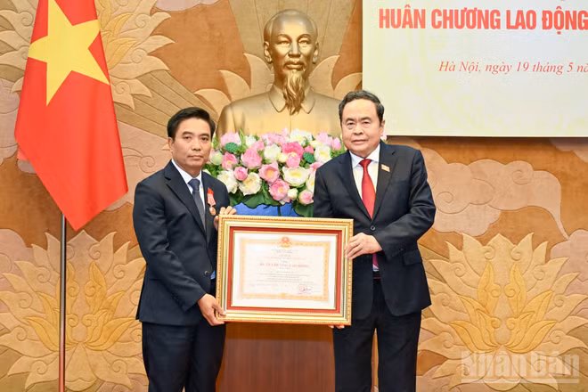 Chủ tịch Quốc hội Trần Thanh Mẫn trao Huân chương Lao động hạng Nhất tặng đồng chí Nguyễn Doãn Anh. (Ảnh: DUY LINH) 