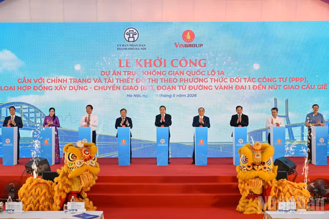 Chủ tịch Quốc hội Trần Thanh Mẫn và các đại biểu thực hiện nghi thức khởi công Dự án trục không gian Quốc lộ 1A. (Ảnh: DUY LINH)