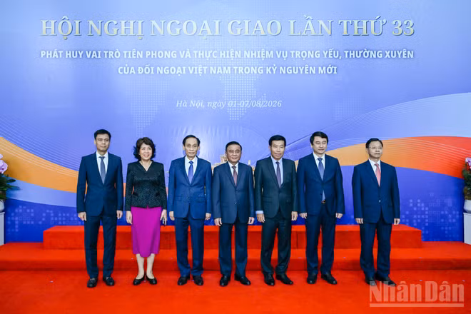 Thường trực Ban Bí thư Trần Cẩm Tú với các đồng chí lãnh đạo Bộ Ngoại giao. (Ảnh: DUY LINH)