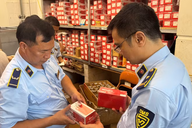 Lực lượng quản lý thị trường phát hiện hơn 53 nghìn sản phẩm phụ tùng ô tô nhãn Asahi vi phạm quyền sở hữu các nhãn hiệu được bảo hộ tại Việt Nam. (Ảnh: LƯU QUYÊN)