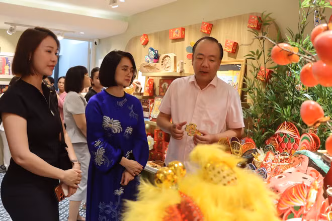 Cục trưởng Quản lý và Phát triển thị trường trong nước Trần Hữu Linh tham quan các gian hàng tại chương trình “Sức sống hàng Việt” số 11 với chủ đề “Rằm rộ phố cổ-Hà Nội trong tôi. (Ảnh: BẢO TRUNG)