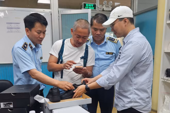 Lực lượng Quản lý thị trường thuộc Cục Quản lý và Phát triển thị trường trong nước (Bộ Công thương) đang tiến hành kiểm tra các đôi giày mang dấu hiệu giả mạo nhãn hiệu Nike, Nike Air và Air Jordan tại một nhà máy sản xuất trên địa bàn Thành phố Hồ Chí Minh.