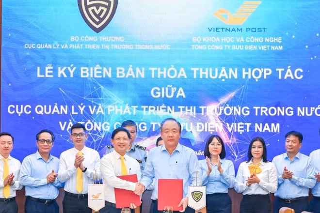 Lãnh đạo Cục Quản lý và Phát triển thị trường trong nước (Bộ Công thương) và Tổng công ty Bưu điện Việt Nam (Vietnam Post) ký thỏa thuận hợp tác giữa hai đơn vị.
