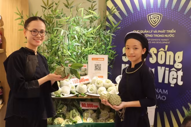 Chương trình "Sức sống hàng Việt" là cơ hội để địa phương quảng bá hình ảnh, giới thiệu những sản phẩm đặc trưng và sản phẩm OCOP tới người tiêu dùng Thủ đô. (Ảnh: BẢO TRUNG)
