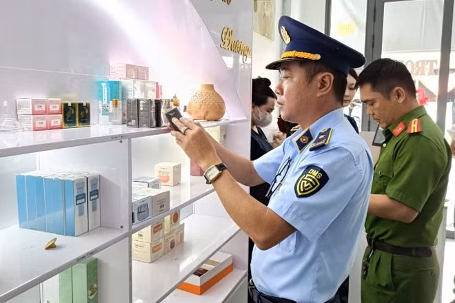 Lực lượng Quản lý thị trường tỉnh Cà Mau phối hợp các lực lượng chức năng kiểm tra một cơ sở kinh doanh mỹ phẩm không rõ nguồn gốc, xuất xứ trên địa bàn.