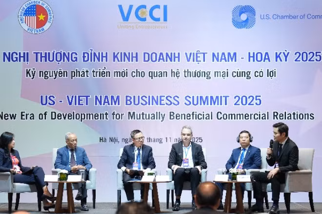 Ông Bryan Ty (bìa phải) tham gia tọa đàm tại Hội nghị Thượng đỉnh Kinh doanh Việt Nam-Hoa Kỳ ngày 12/11/2025.