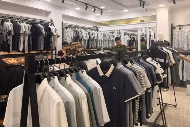 Lực lượng chức năng kiểm tra hàng hóa vi phạm tại hộ kinh doanh Phan Thị Hiền có địa chỉ tại phường Tây Tựu (Hà Nội).