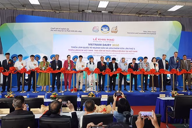 Các đại biểu cắt băng khai mạc Triển lãm.