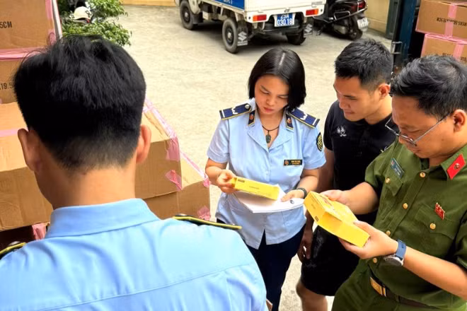 Lực lượng chức năng kiểm tra, thu giữ 57 nghìn miếng mặt nạ dưỡng da được xác định giả nhãn hiệu BANOBAGI tại một kho tập kết trên địa bàn thành phố Hà Nội.