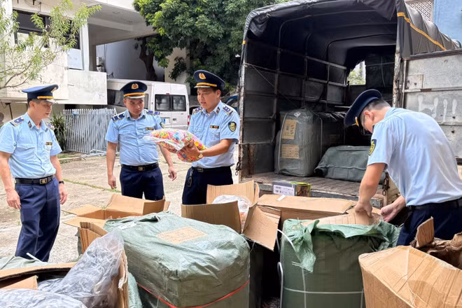 Lực lượng quản lý thị trường tỉnh Lạng Sơn kiểm tra hàng hóa vi phạm trên địa bàn. (Ảnh: LS)