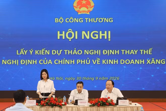 Tại Hội nghị lấy ý kiến rộng rãi dự thảo nghị định thay thế các Nghị định của Chính phủ về kinh doanh xăng dầu, nhiều ý kiến cho rằng, cần cắt giảm các tầng nấc trung gian, trao thêm quyền cho doanh nghiệp xăng dầu. (Ảnh: BẢO TRUNG)